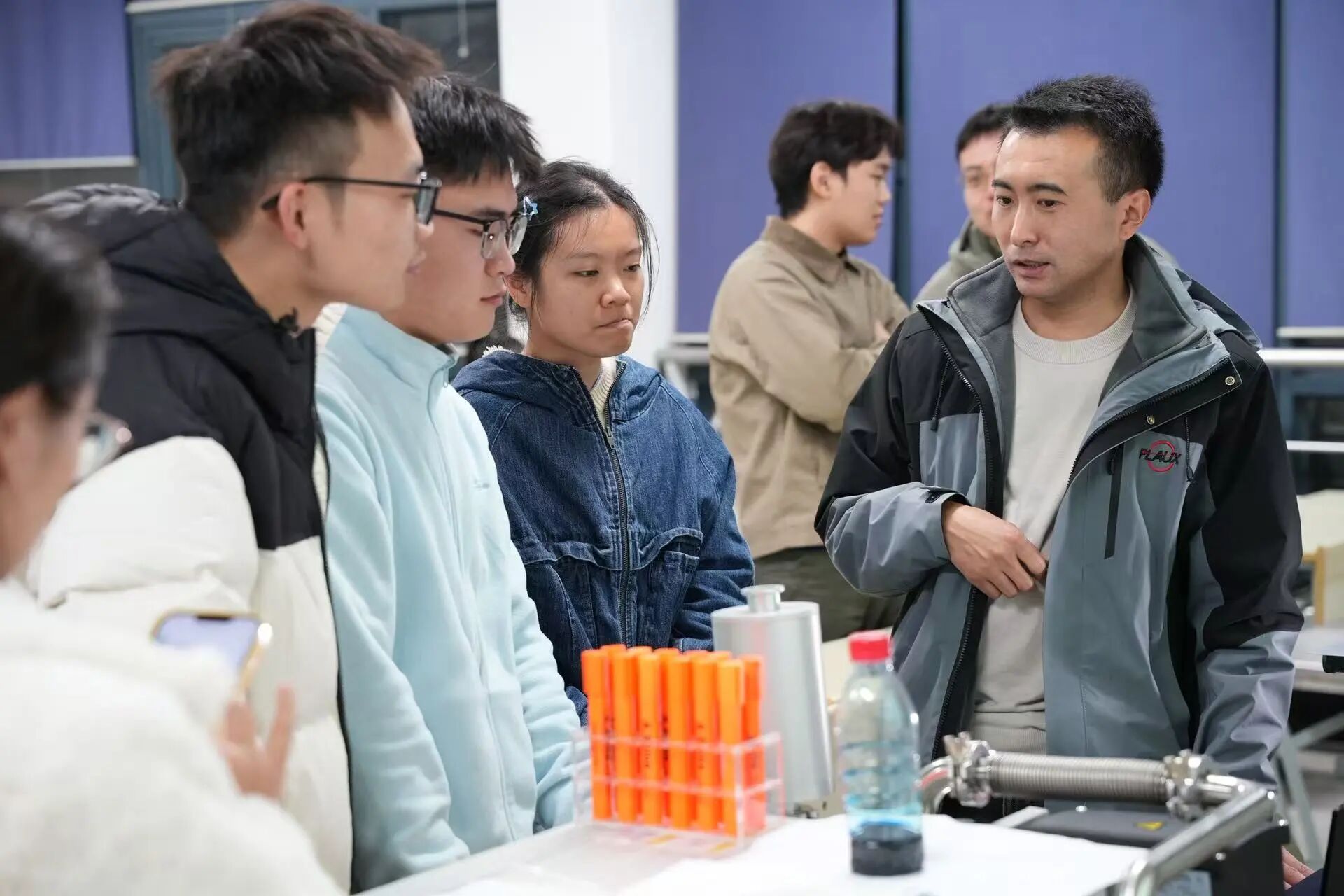 成年人免费看片走進東華大學物理學院，探討成人免费看片技術應用與未來職業機遇